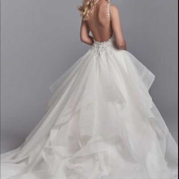 Wedding Dress 👀 | Maggie Sottero Size 4 (tag: Size 6) - Picture 4 of 13